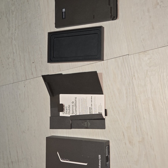 For sale is only the empty box with everything seen in Galaxy S25 Smartphone Box - Picture 2 of 9